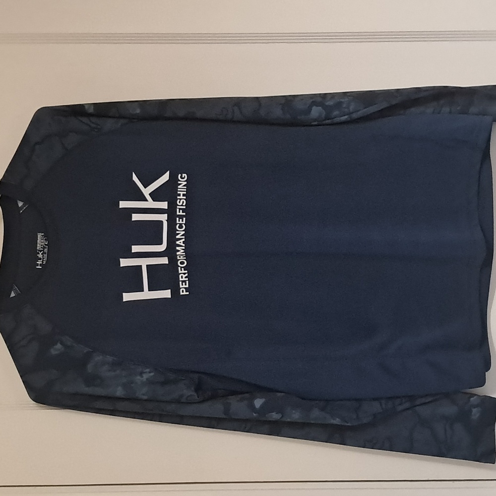 Huk Performance Fishing long sleeve tee. Size Small. Navy blue